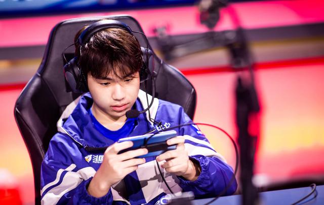 中国女性电竞选手挑战男性主导地位的故事